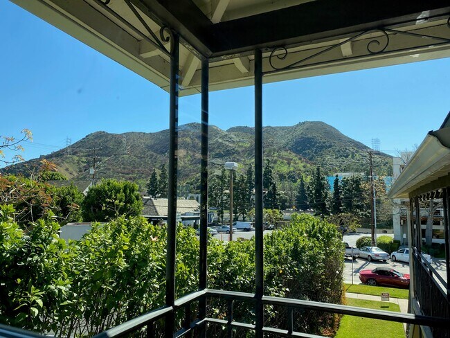 Foto del edificio - 4439 Lakeside Dr