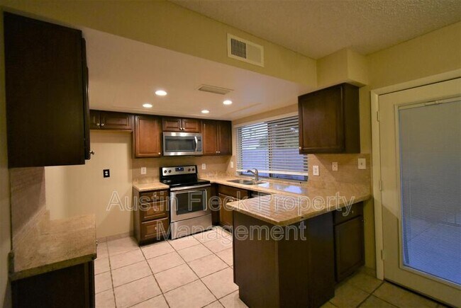 Building Photo - 711 W Straford Dr