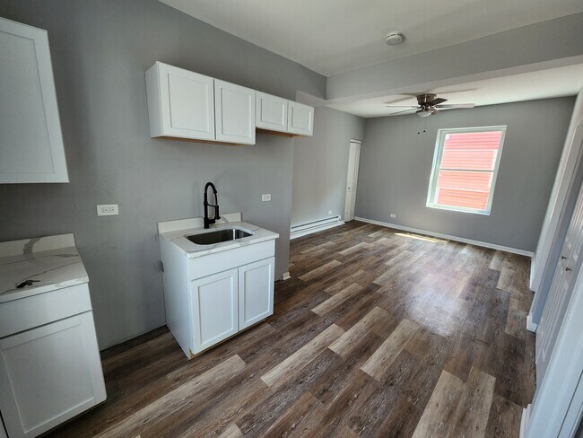 Building Photo - 16 E 118th Pl