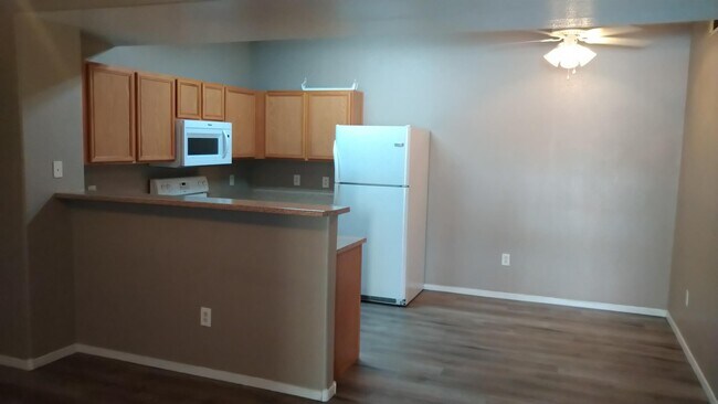 Building Photo - 2020 Rancho Lake Dr