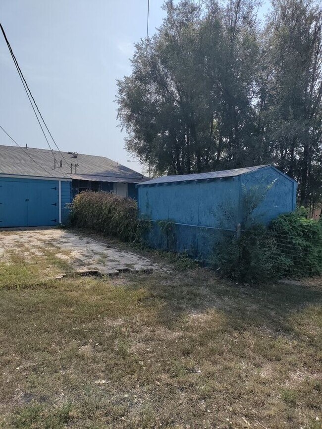 Building Photo - Duplex located just 10 minutes from downtown!
