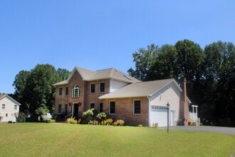 Building Photo - 8843 Stratford Ct