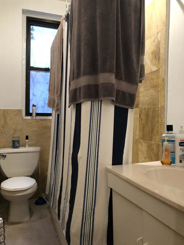 Foto principal - 242 E 7th St