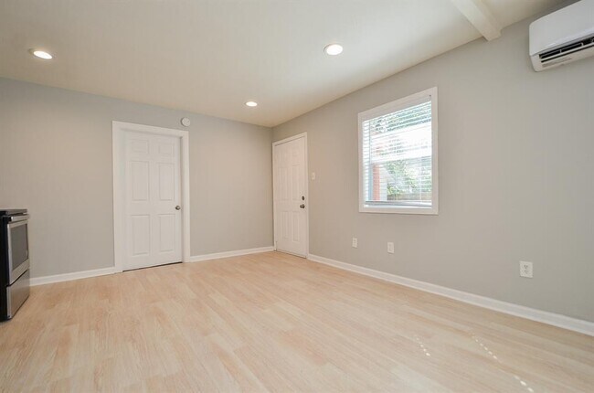 Building Photo - 908 Altic St