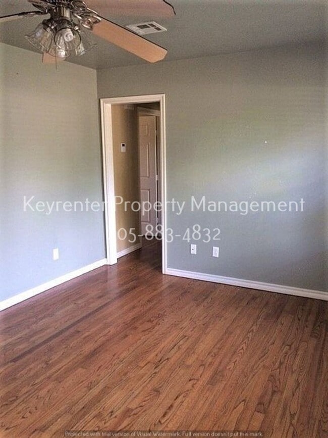 Photo - Renovated 3 Bedroom close to OU Campus!! LAWNCARE INCLUDED!! House