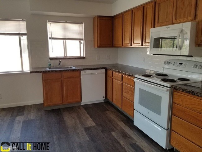 Building Photo - 2 br, 1.5 bath Duplex - Ft Union Blvd Duplex