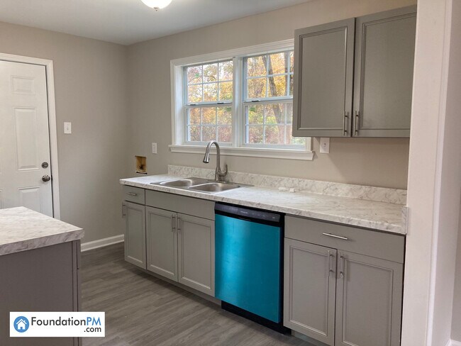 Building Photo - 1719 S Sutton Dr