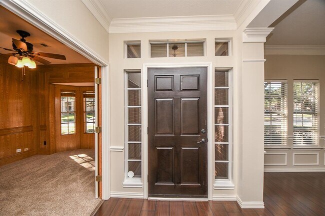 Building Photo - 3023 Clear Water Park Dr