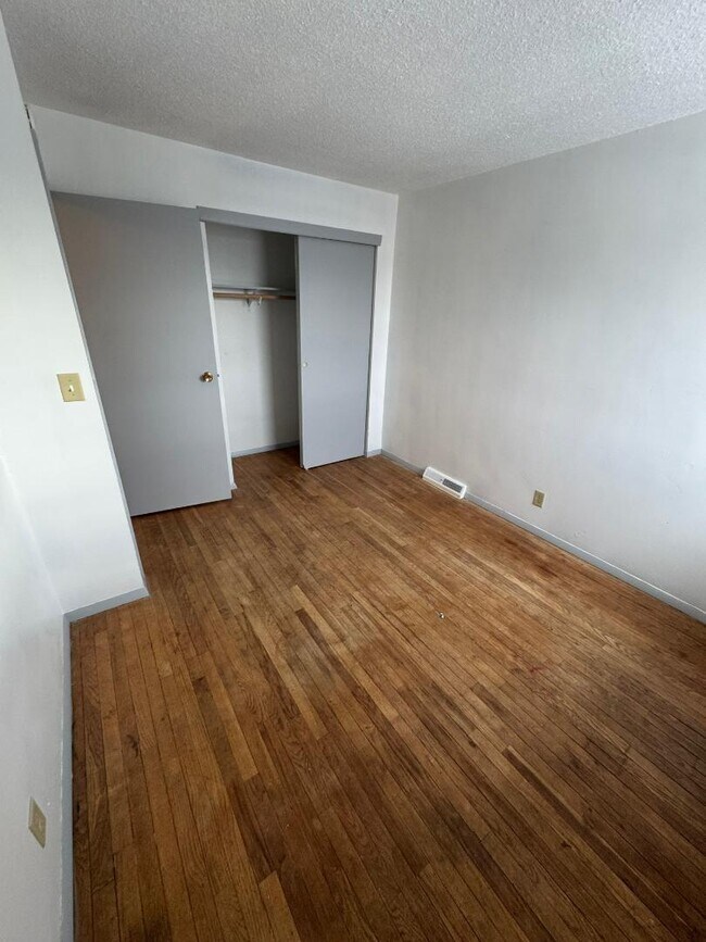 Foto del edificio - 32-46 Manor Drive - 44