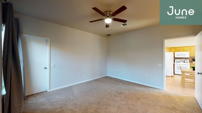 Building Photo - Queen room in 5-bed/2.0-bath Home