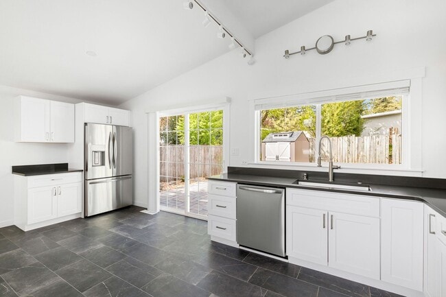Building Photo - Beautiful 4 bed, 2 bath trilevel in Lake Hills!