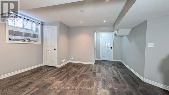 Photo du bâtiment - 259 Queen Mary Dr