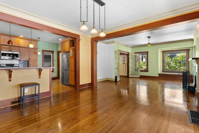 Building Photo - Gorgeous Queen Anne Craftsman, Seattle- $5000