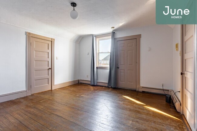 Building Photo - ROOM ONLY in 3-bed/1.0-bath Home