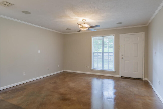 Living room - 316 Indian Pointe Dr