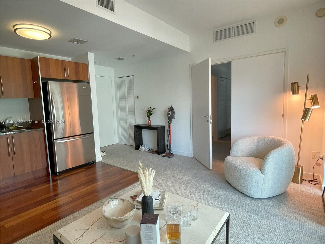 Foto principal - 300 S Biscayne Blvd