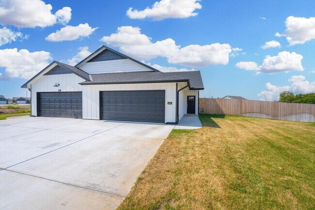Building Photo - Town Home with 2 Car Garage - Pets Welcome