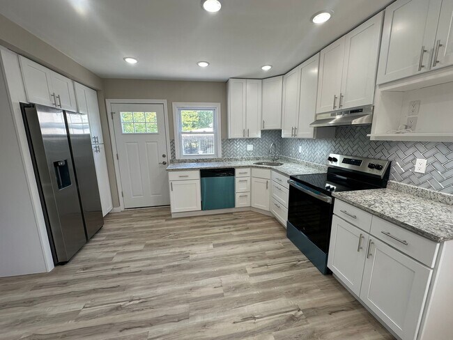 4 habitaciones, 2 baños - 1358 pies cuadrados - Comedor/Cocina - Ivy Court Apartments