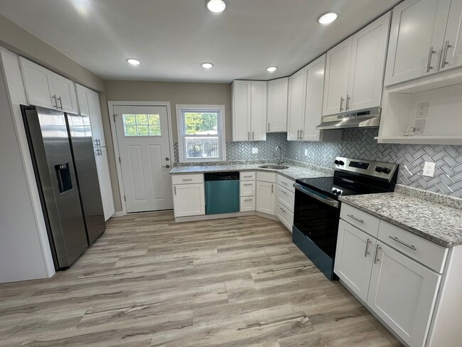 4BR, 2BA - 1,358SF - Dining Room/Kitchen - Ivy Court Apartments