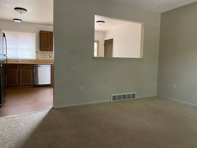 Foto del edificio - WONDERFUL TRI-LEVEL HOME AVAILABLE NOW IN ...