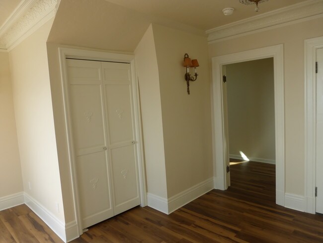 Building Photo - 211 W Highland Dr