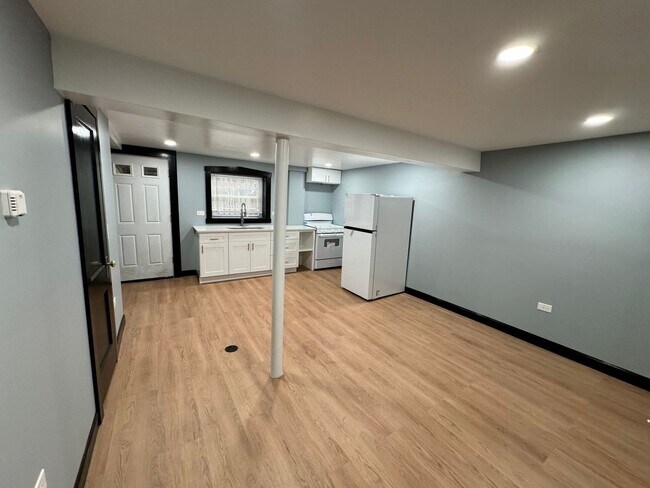 Foto del edificio - Spacious 1BR Single-Family Near 55th & Whipple — Heat & Hot Water Included