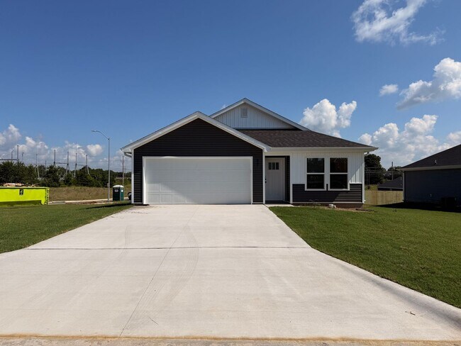 Building Photo - 4 Bed, 2 Bath Home !!