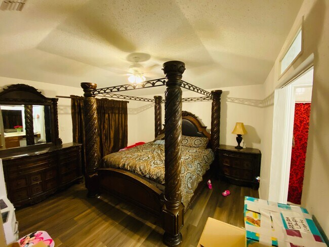 Foto del edificio - 9606 Wildwood Ridge