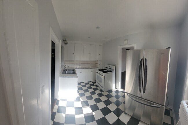 Kitchen includes large stainless steel fridge/freezer - 564 Ventura St