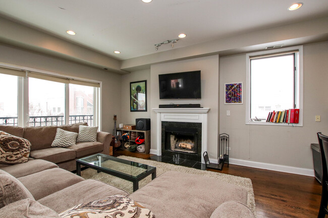 Foto del edificio - 1369 W Hubbard St