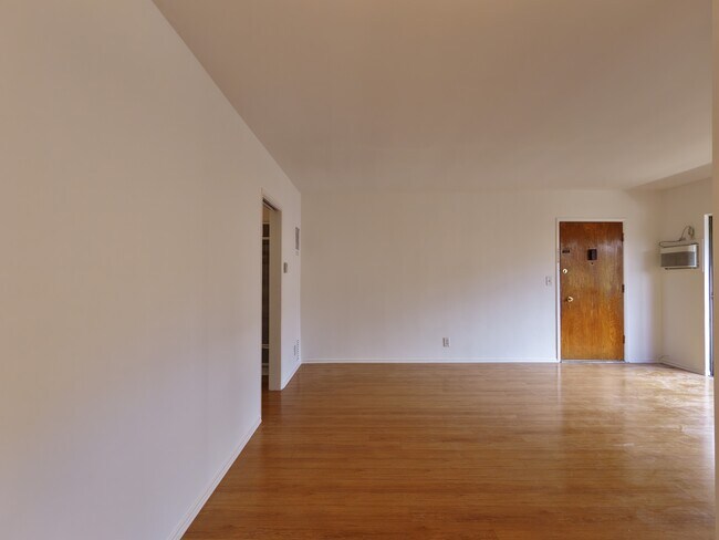 Foto del edificio - 919 N Orange Grove Ave