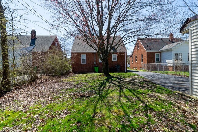 Building Photo - Renovated & Gorgeous 3 Bedroom 2 Bathroom ...
