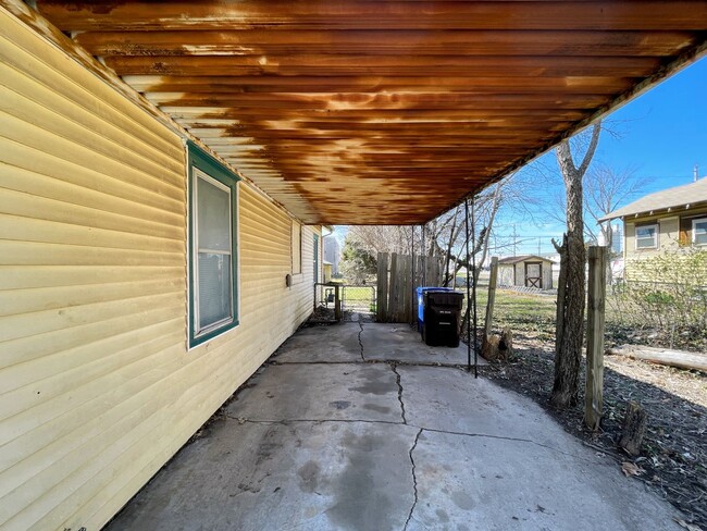 Building Photo - 2 bed home with large backyard in Mcpherson