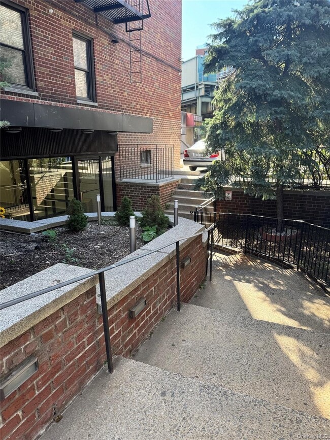 Foto del edificio - 1725 Edison Ave