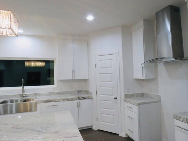 Building Photo - 110 Calma Dr