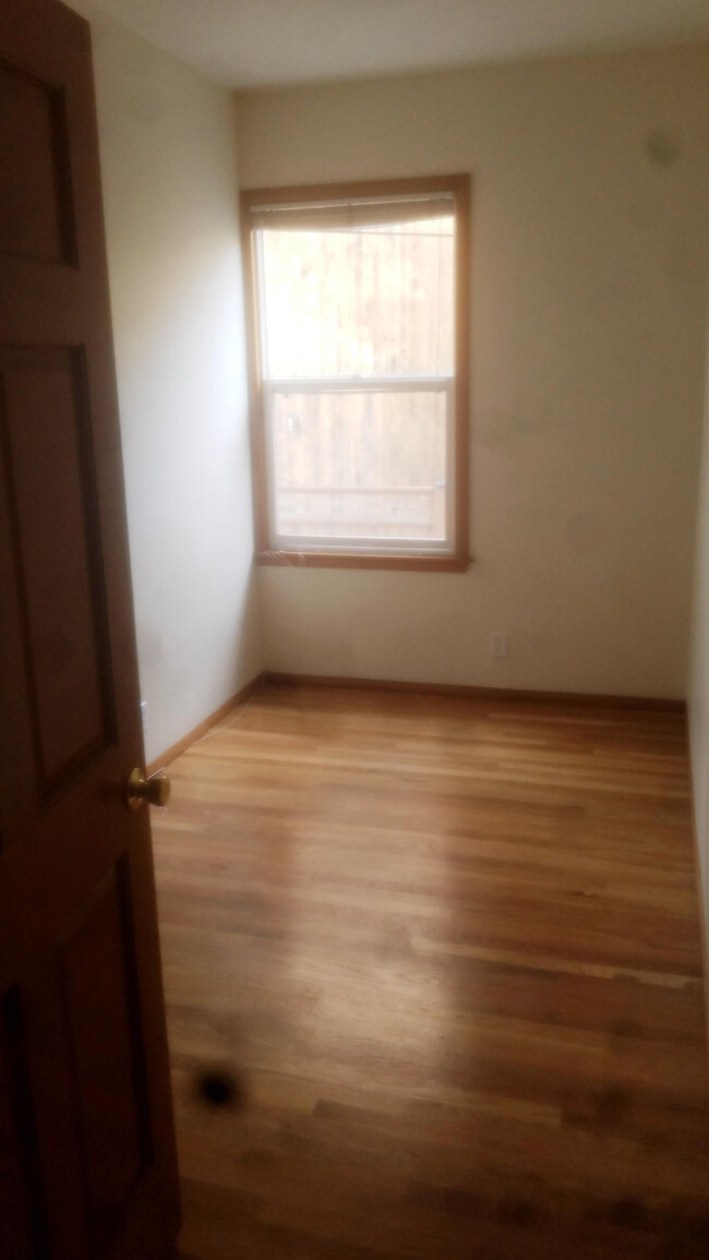 Building Photo - Naoma Apartments - 2 bedrooms + den