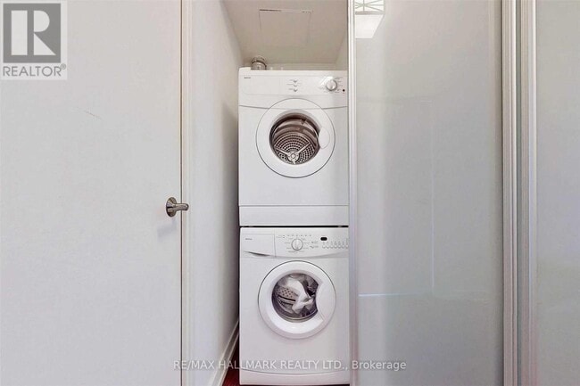 Building Photo - 350-350 Seneca Hill Dr