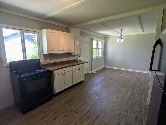 Building Photo - Spacious 3 bed 2 bath in Greenwood!