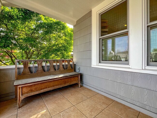 Foto del edificio - Fully Furnished Modern Home in the Desirable Alphabet Streets