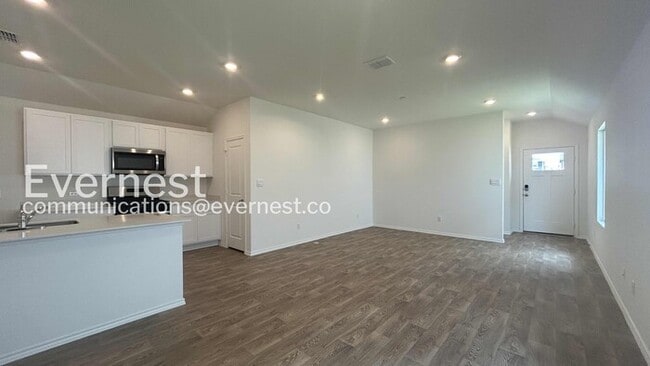 Building Photo - 320 Santo Domingo Rd