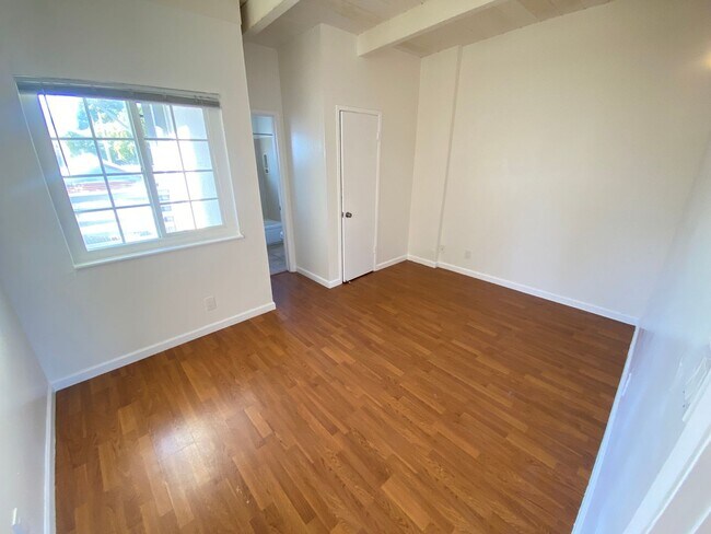 Building Photo - Advent - Bright & Spacious One Bedroom Apa...