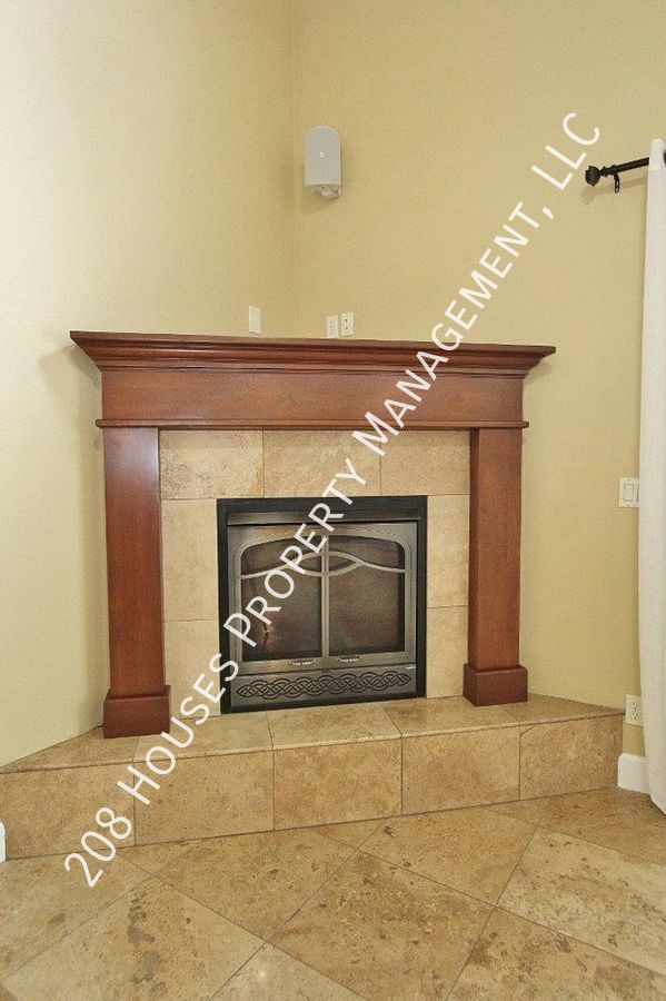 Building Photo - Immaculate Townhouse in Pepperwood Estates
