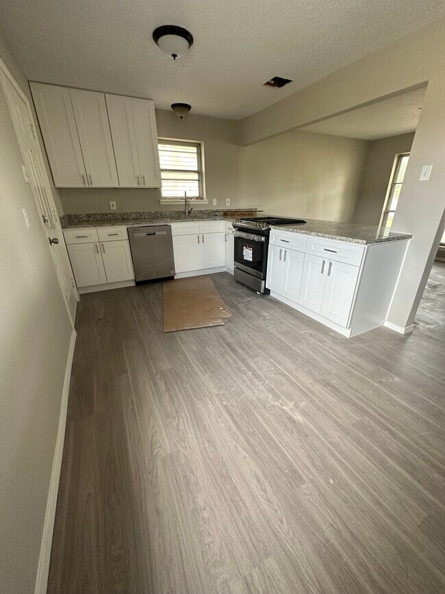 Kitchen - 10021 Losa Dr