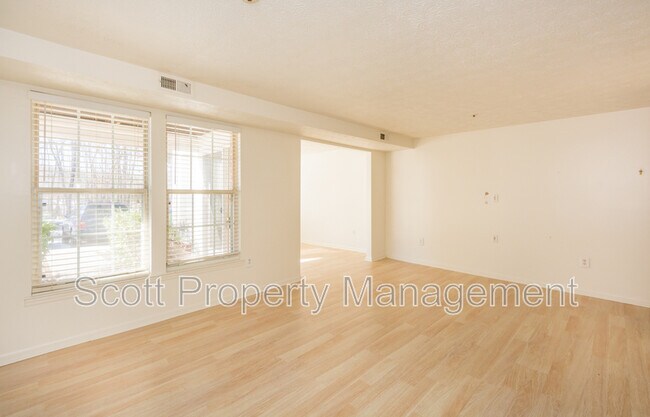 Foto del edificio - 903 Woodbridge Ct