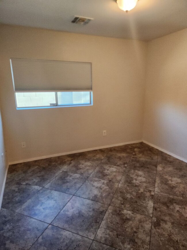 Building Photo - 3 bed, 2 bath, diagonal tile flooring, ove...