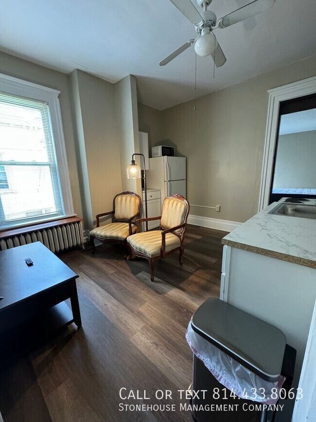 Foto del edificio - 440 W 10th St