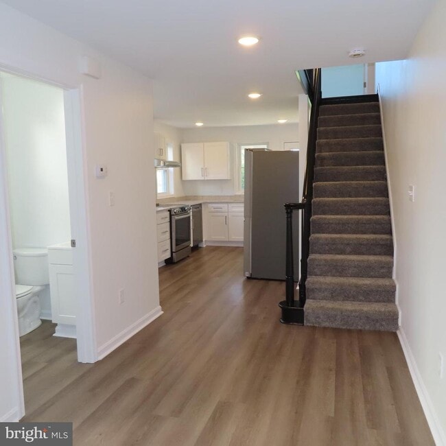 Foto del edificio - 228 Rowe Ave