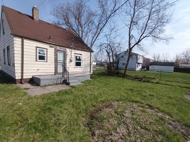 Photo - 4 bed/1bath bungalow! Now Available! $1250/mo House