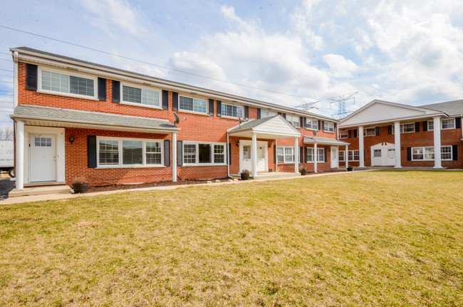 Building Photo - Lake Briarwood Townhomes