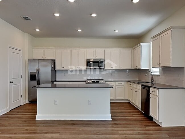 Foto del edificio - 3710 Lk Blf Lp